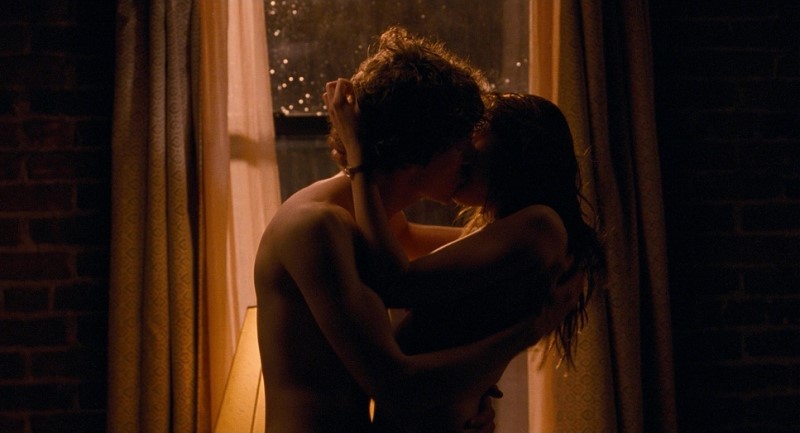 Jesse Eisenberg and Kristen Stewart embrace in Adventureland (2009) | Miramax Films