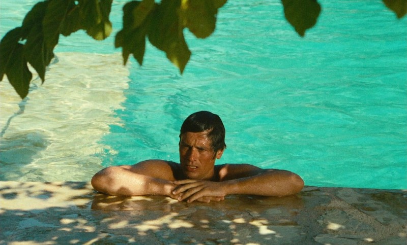 The use of the color cyan in "La Piscine" film